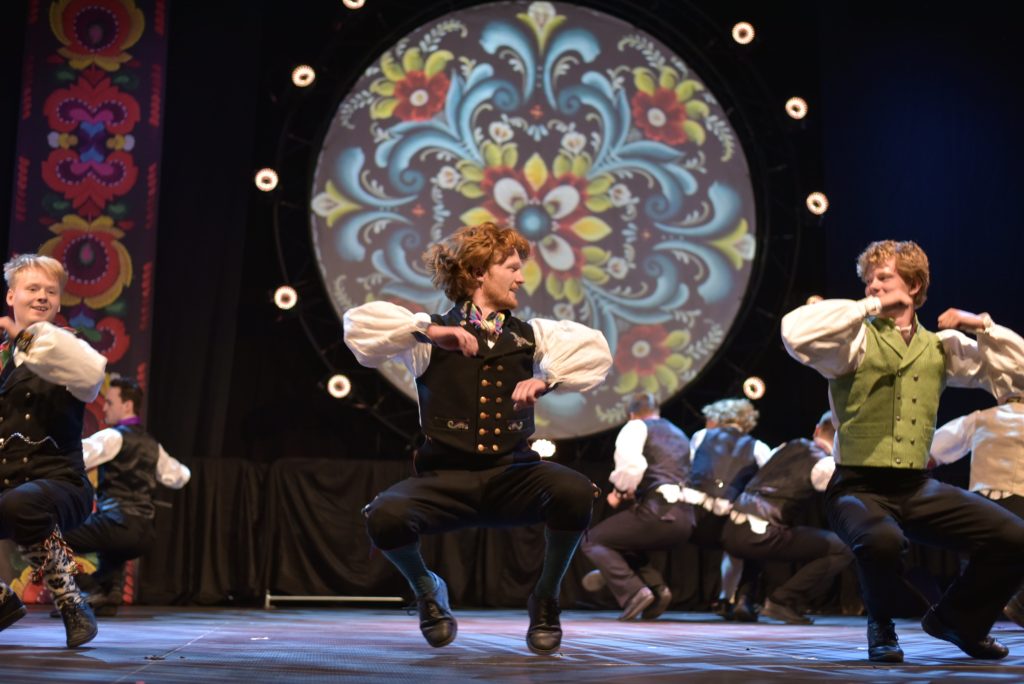 Brage Planke danser halling på en stor scene