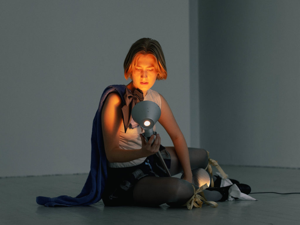 Kvinne på et scenegulv