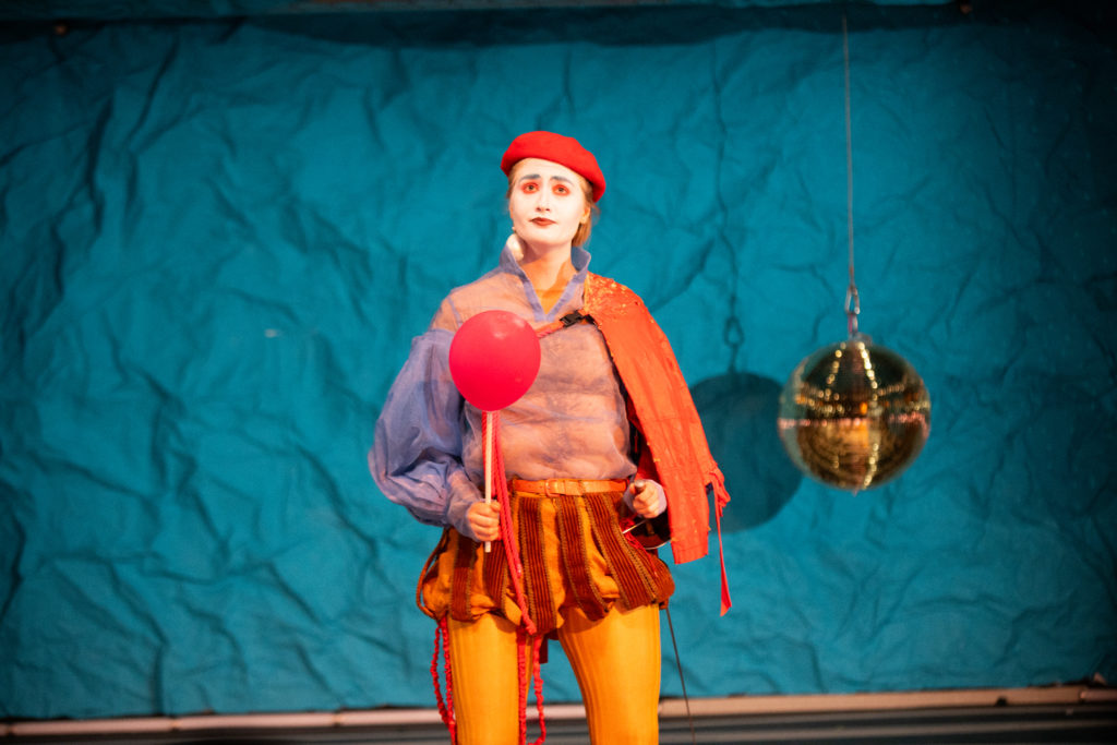 Skuespiller utkledd som gjøgler