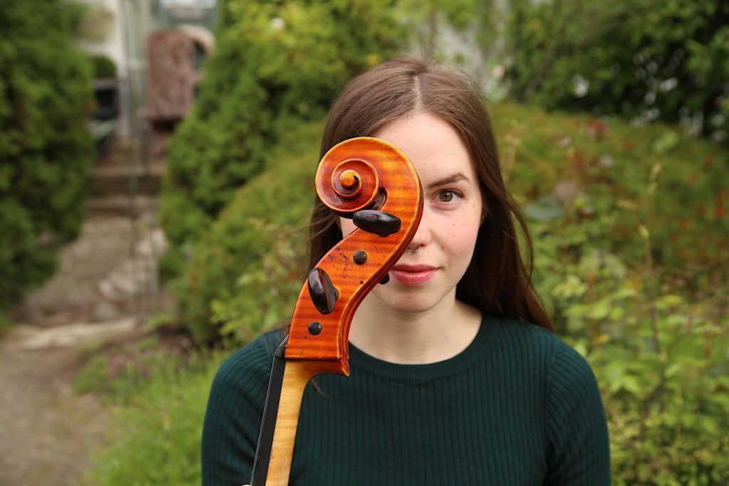 Portrettbilde av Tiril Lorås Ystgaard med cello