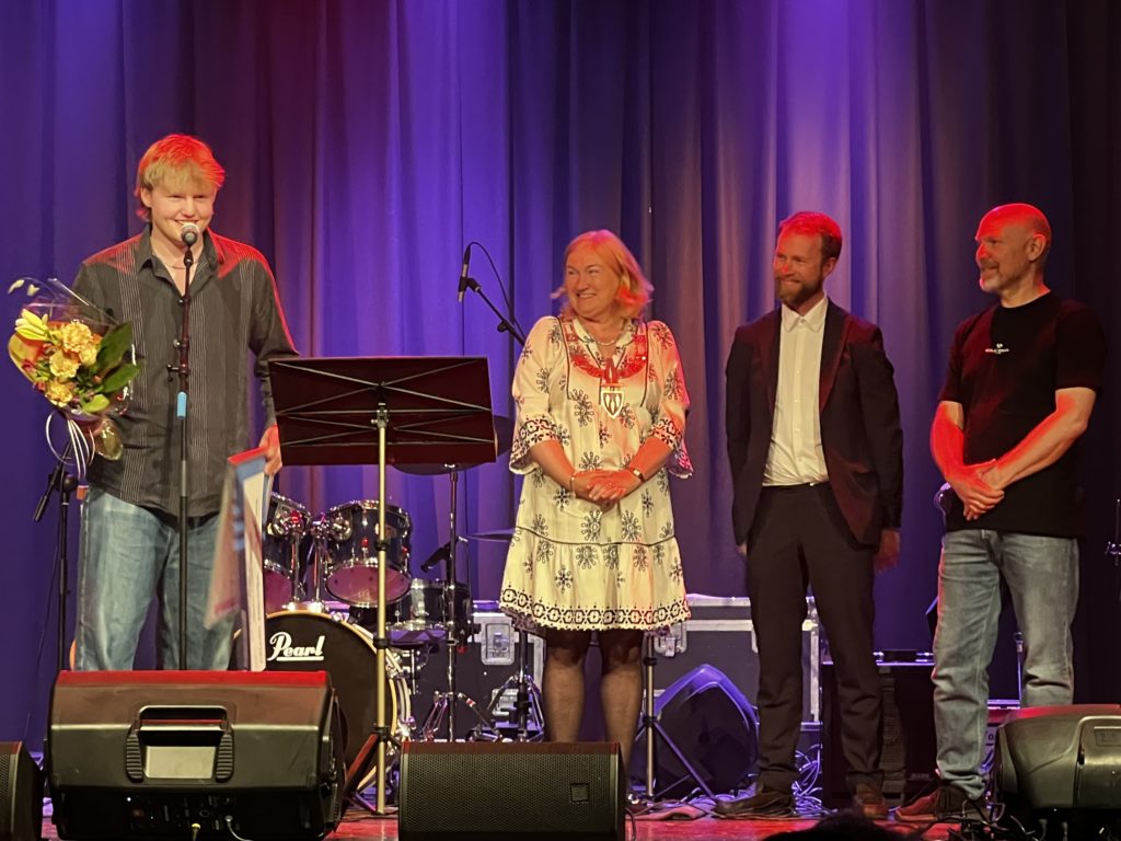 Prisvinner takker fra scenen