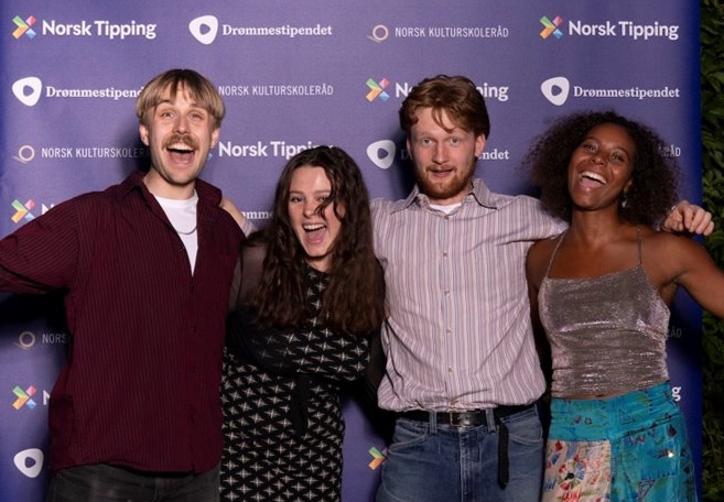 Fire ambassadører fra Drømmestipendet 2025 foran logovegg. Foto: Kurt Näslund